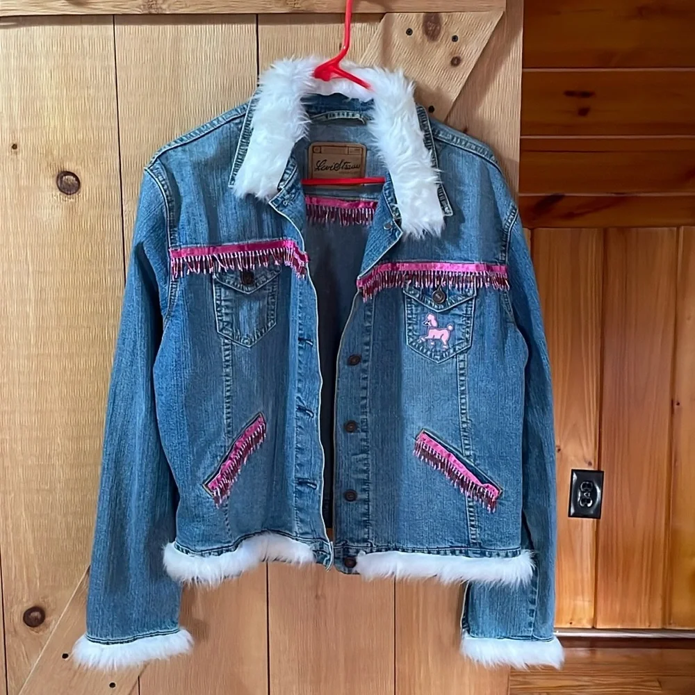 Levi’s Strauss Jean jacket pit to pit is 21 1/2 stretches to 22 - Picture 1 of 6